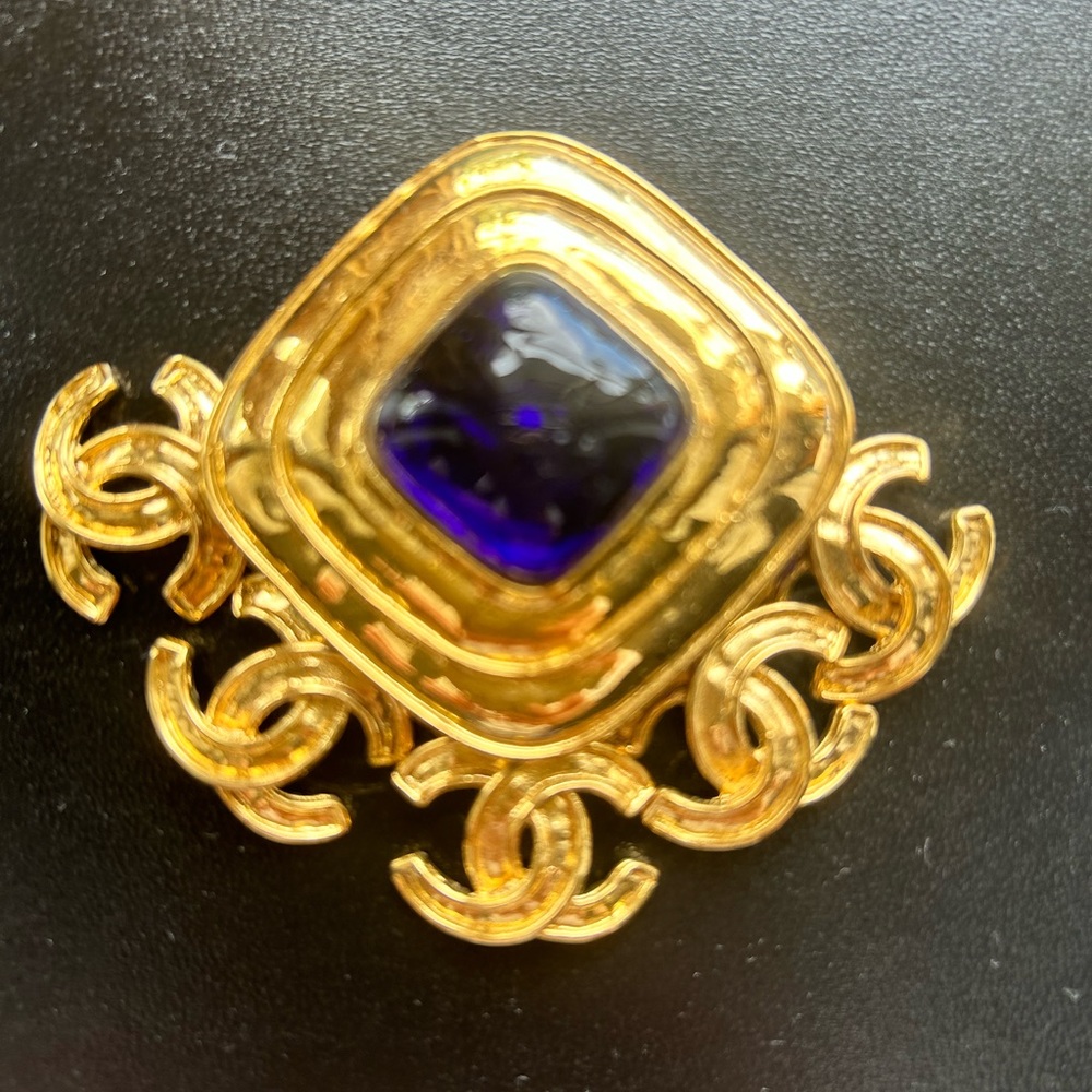 Chanel vintage gripoix pin with CC logo